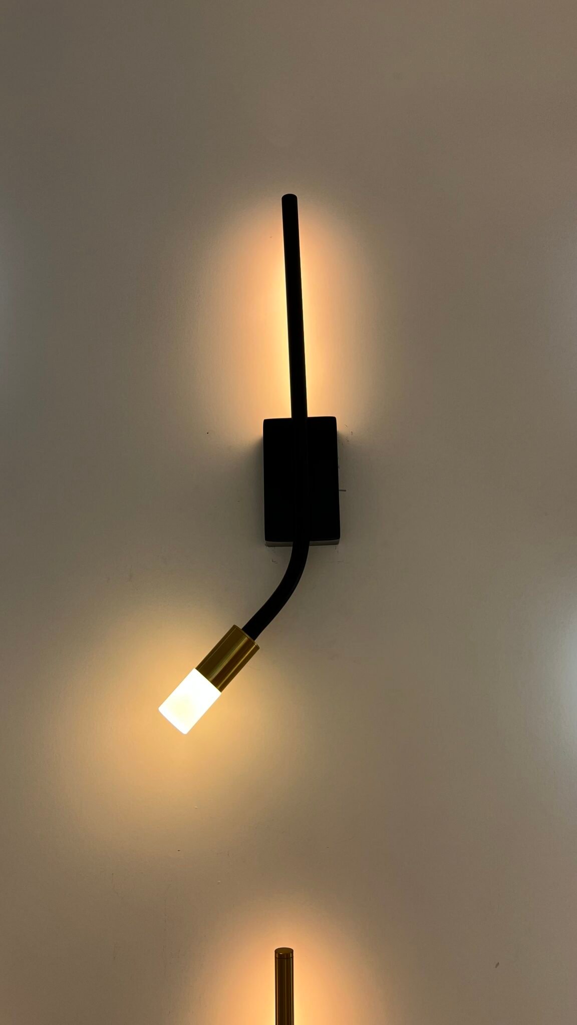 Flexible LED Wall Lamp – Modern Adjustable Design